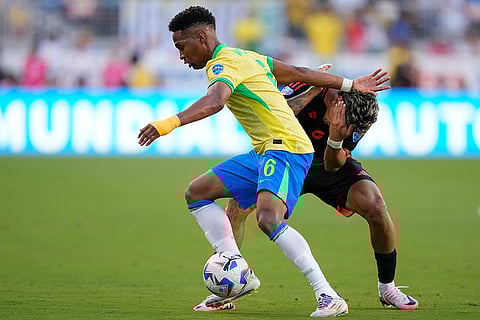 Wendell and Richard Rios battle for the ball